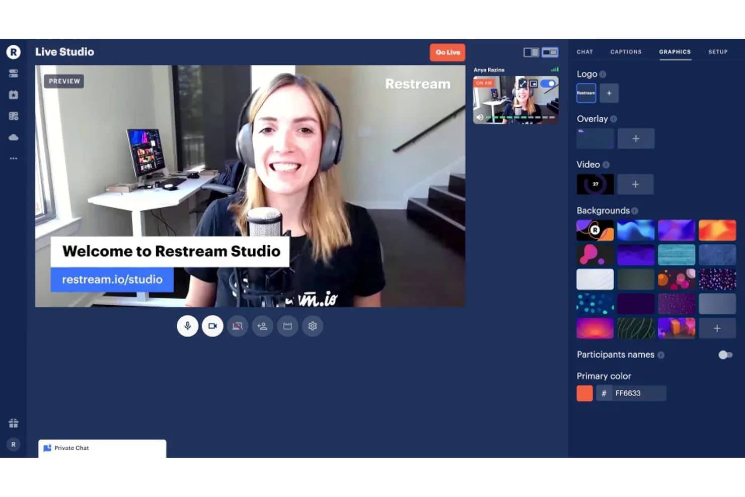 Restream Live Studio-grænseflade, der viser en kvinde, som streamer, med grafikpanelet åbent.