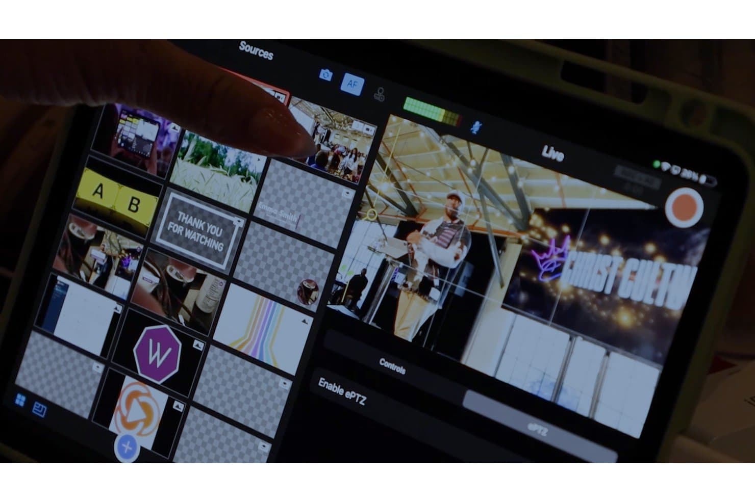 Switcher Studio iPad-app, der viser en liveoptagelse af en kirkelig lovsangsgudstjeneste med panel med scenekilder.