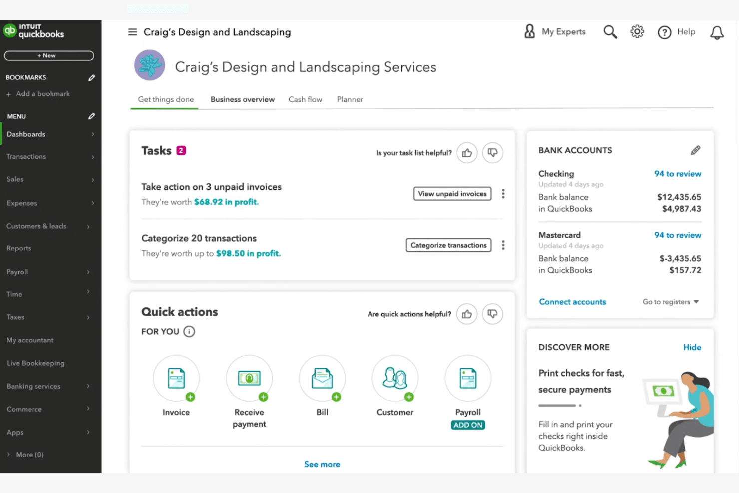 Tableau de bord QuickBooks Online affichant les tâches, les actions rapides et les soldes des comptes bancaires.
