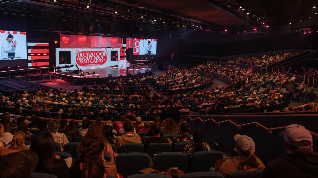 A presentation with a full audience at the Wave Conference