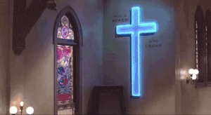 gif d’un homme sautant dans une église