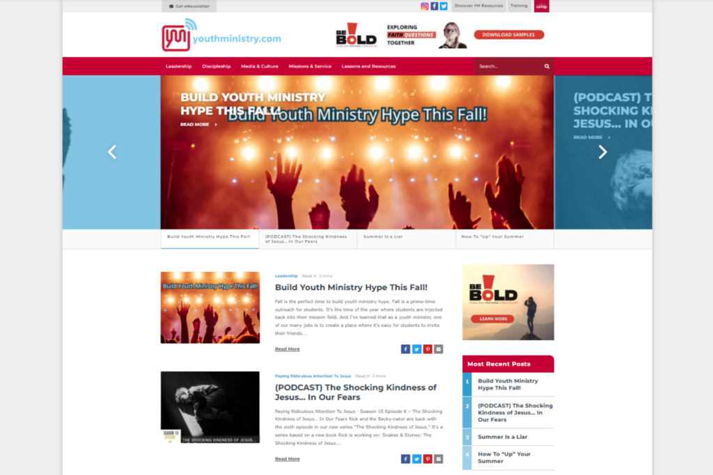 Página de inicio de YouthMinistry.com que muestra historias sobre liderazgo, discipulado y cultura